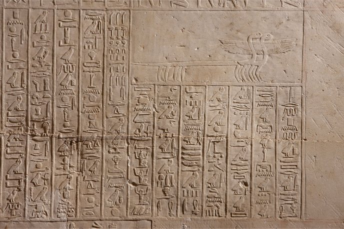 Séries de hiéroglyphes représentés sur le mur d'un édifice antique