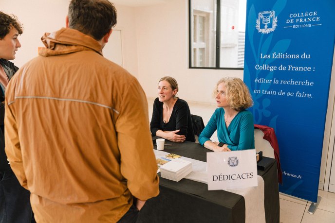 Emmanuelle Porcher et Virginie Courtier-Orgogozo lors d'une séance de dédicaces JEP 2025
