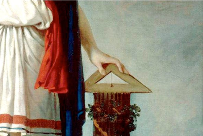 Gros plan d’une peinture classique représentant figure vêtue d’une tunique blanche avec un drapé rouge et bleu, posant sa main sur un instrument triangulaire en bois semblable à une équerre