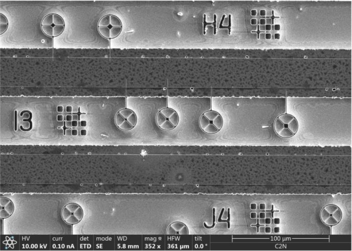 Image microscopique de motifs gravés avec les inscriptions H4, I3 et J4, illustrant des microstructures