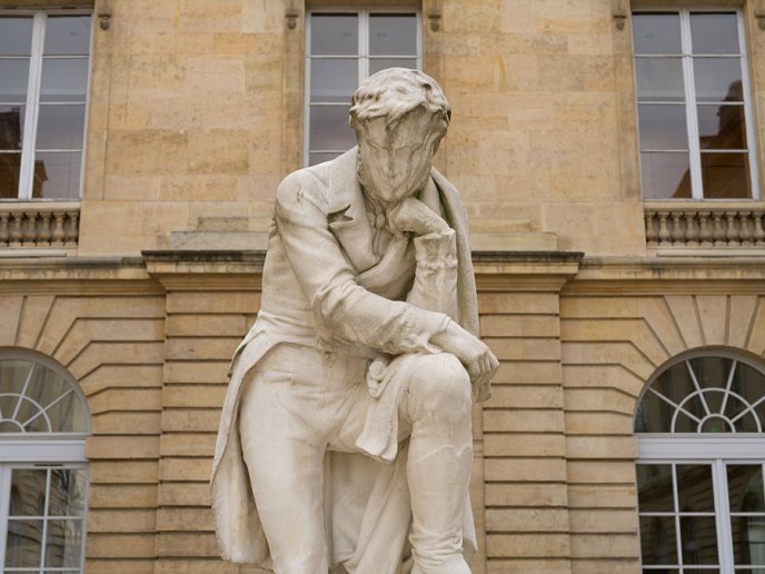 Statue de Champollion dans la cour d'honneur du Collège de France