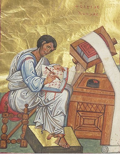 Illustration médiévale montrant un scribe assis, écrivant dans un manuscrit ouvert, devant un pupitre en bois, sur fond doré