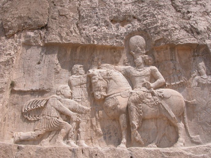 Bas relief de Naqsh-e Rostam : le Roi des Rois Shāpūr Ier soumettant les empereurs romains Philippe l’Arabe et Valérien