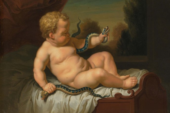 Un bébé nu aux formes rondes, allongé sur un drap clair, tient un serpent dans chaque main ; la scène, peinte dans un style classique, se déroule dans un paysage sombre et boisé en arrière-plan