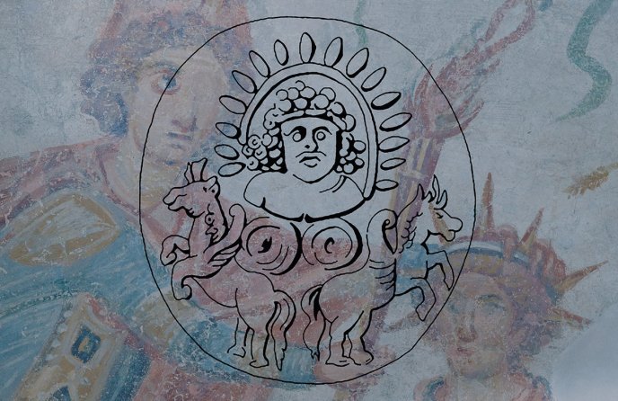 Display the full size picture: Illustration en noir d’une figure féminine stylisée, fusionnée avec deux chevaux et entourée d’un halo décoratif, sur fond pastel abstrait