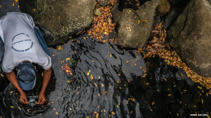 Afficher l'image en plein écran : Homme buvant de l'eau