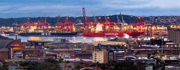 Afficher l'image en plein écran : Panorama du port industriel de Durban en Afrique du Sud