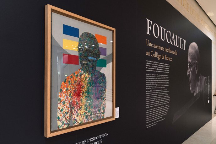 Afficher l'image en plein écran : Panneau présentant l'exposition "Foucault, une aventure intellectuelle au Collège de France"
