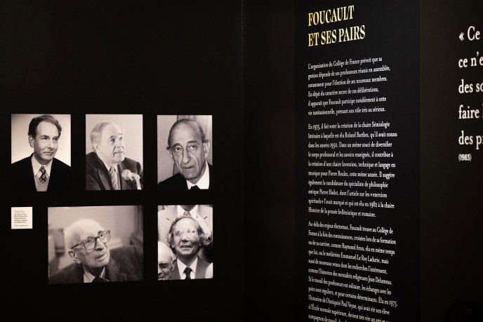 Display the full size picture: Panneau d’exposition sur Foucault et ses pairs, avec cinq portraits en noir et blanc.
