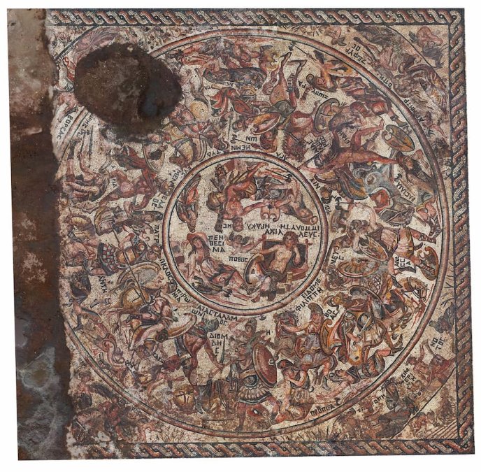 Afficher l'image en plein écran : Mosaïque antique circulaire représentant des figures mythologiques et des animaux.