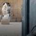 Portail ouvert sur la cour Budé et la statue de Champollion