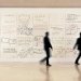 Mur du foyer du Collège de France recouvert de textes de migrants