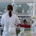 Analyse chimie dans un laboratoire-illustration de l'article "Institutionnaliser le droit de l’homme à la science" de la Pr Samantha Besson