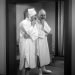 Homme en chemise et bonnet de nuit se regardant dans un miroir