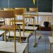 Des chaises sur des table dans une salle de classe