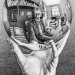 Reflet d'un homme dans un miroir sphérique qu'il tient dans sa main