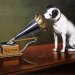 Représentation de la réclame pour les phonographes Victor et la publicité de Pathé “La Voix de son Maître”
