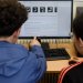 Deux étudiants étudient sur l'ordinateur