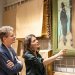 Isolde Pludermacher et Antoine Compagnon devant une toile d'Edgar Degas