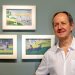 Le Pr Pierre-Michel Menger devant des toiles de Georges Seurat
