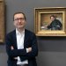 Le Pr William Marx se tenant à côté du "Portrait de Stéphane Mallarmé", peinture d'Edouard Manet