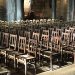 Vue des chaises de la nef d'une église