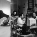 Pierre Boulez avec Didier Arditti, Andrew Gerzso et Giuseppe di Giugno travaillant avec le dispositif électroacoustique pour Répons à l'Espace de projection (1980)