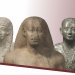 Trois statues de pierre représentant des figures pharaoniques