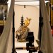 Statue asiatique traditionnelle avec costume décoré et accessoires
