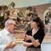 Deux personnes discutant devant un tableau