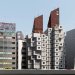Immeuble urbain moderne avec architecture cubique et enseignes japonaises