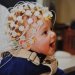Enfant portant un casque d’électroencéphalographie (EEG) avec électrodes positionnées sur la tête.