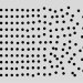 Points noirs sur fond gris en grille régulière à gauche et se dispersant sur la droite