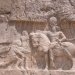 Bas relief de Naqsh-e Rostam : le Roi des Rois Shāpūr Ier soumettant les empereurs romains Philippe l’Arabe et Valérien